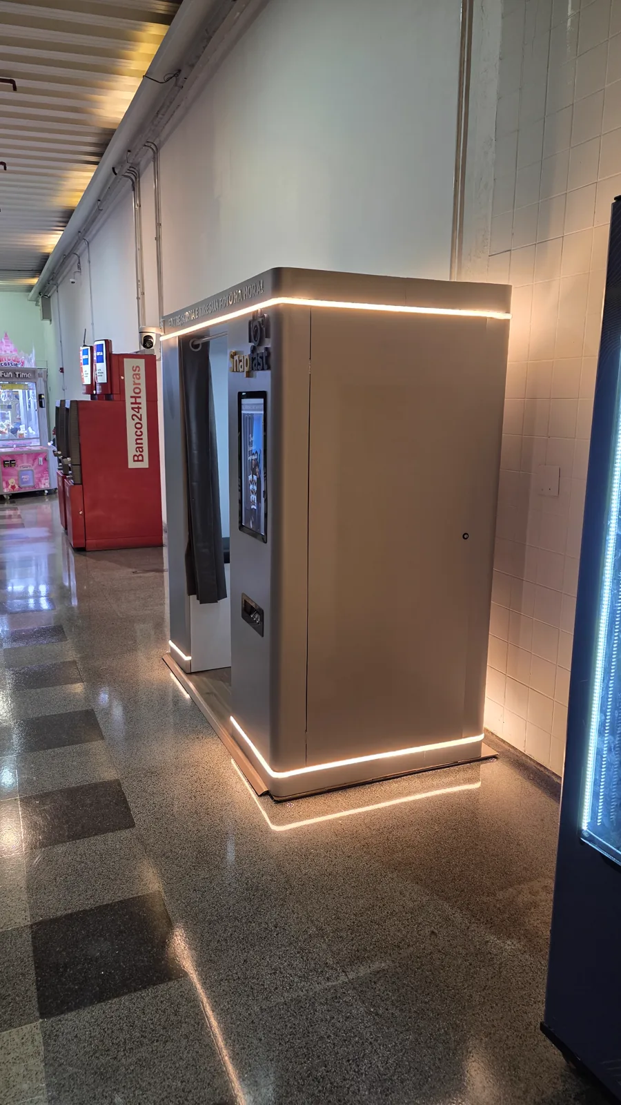 Lateral iluminada da cabine no Shopping Del Rey